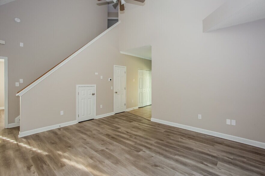 Building Photo - 711 Continental Dr