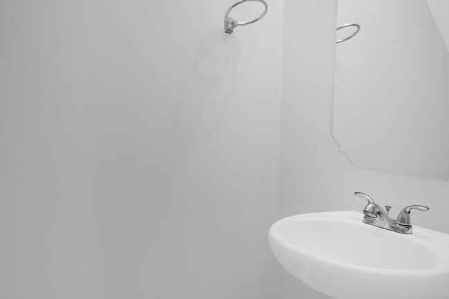 Building Photo - Updated 2BR/2.5BA Townhome