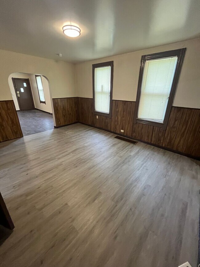 Building Photo - Section 8 Accepted, Charming 2BR 1 BA Home...