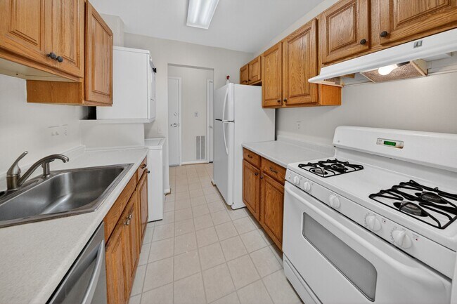 Building Photo - 3364 Hewitt Ave