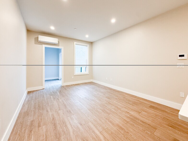 Building Photo - 58 River St