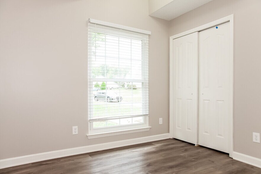 Building Photo - 10501 Southern Oak Ct