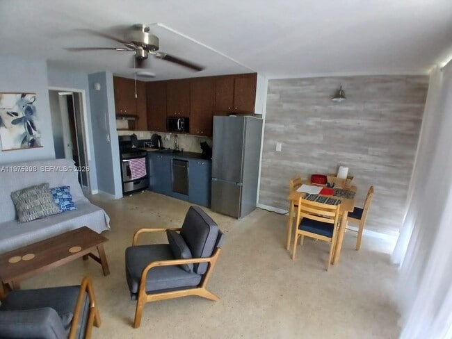 Building Photo - 901 N Birch Rd