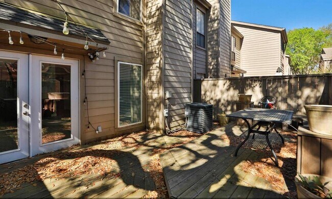 Building Photo - 9400 Doliver Dr