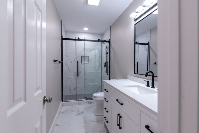 Building Photo - 3 Bedroom 2 Bath beautiful newly remodeled...