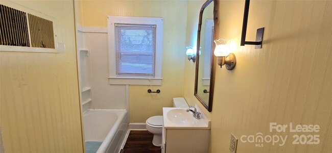 Building Photo - 206 Willow St SW