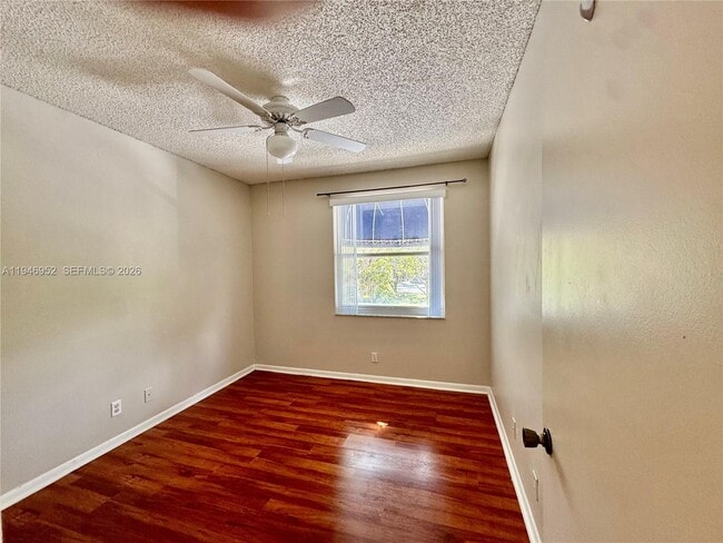 Building Photo - 549 Racquet Club Rd