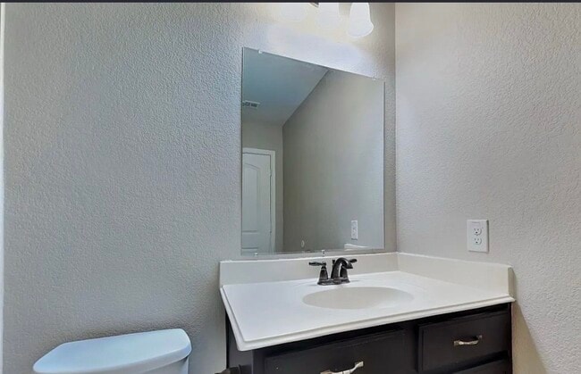 Building Photo - MOVE IN READY