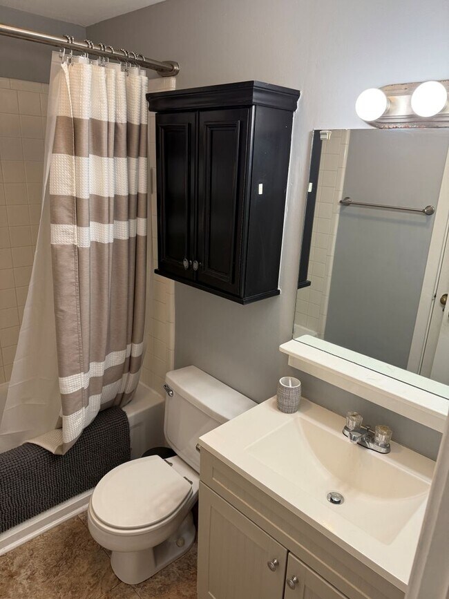 Building Photo - 1515 1/2 S Carson Ave