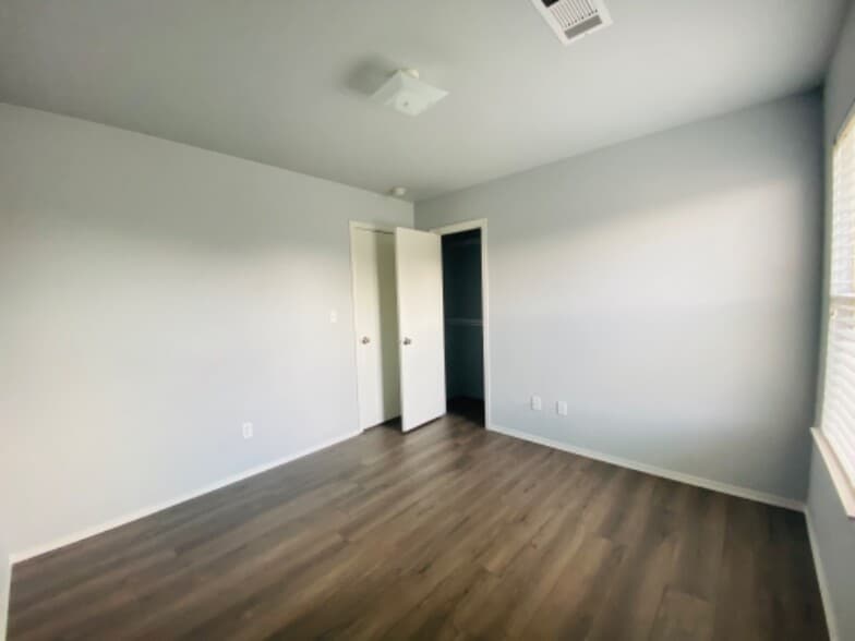 Building Photo - 200 E Marietta Ct