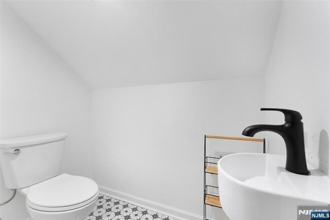 Building Photo - 83 Chestnut Hill Dr W