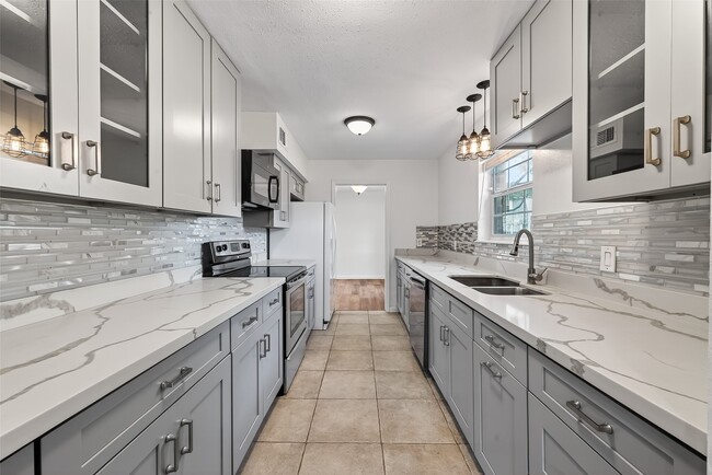 Building Photo - 500 N Post Oak Ln