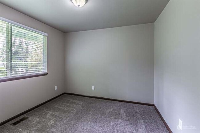 Building Photo - Immaculate & HUGE 5-Bedroom Home in Desira...