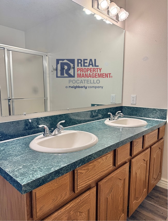 Building Photo - 4 bedroom 3 bathroom - 2 car garage -This ...