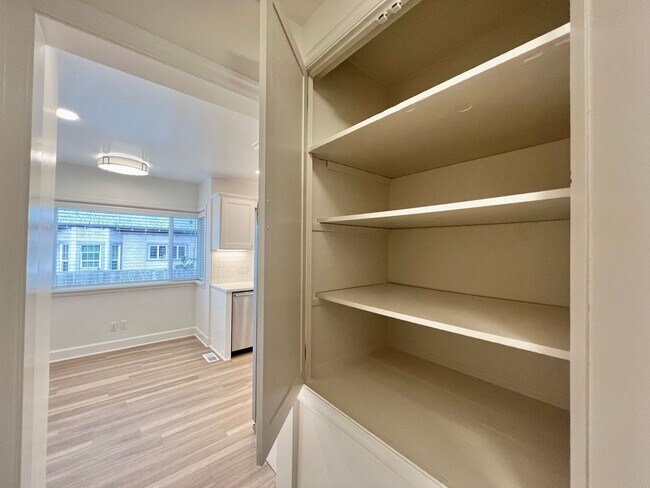 Building Photo - Newly Renovated 3 bed 2 bath With Huge Bac...