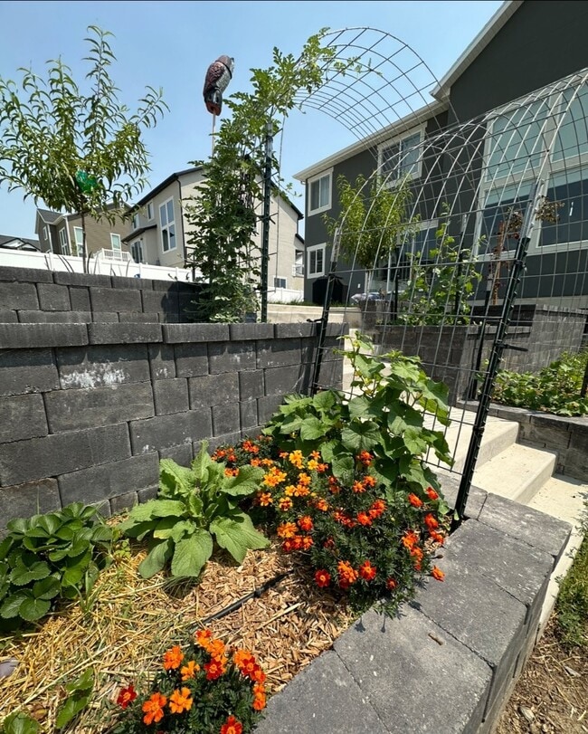 Building Photo - 353 N High Ridge Rd