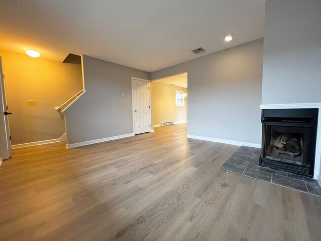 Building Photo - Rarely available Lake Vista Townhouse - en...