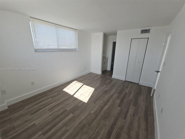 Building Photo - 8101 Crespi Blvd