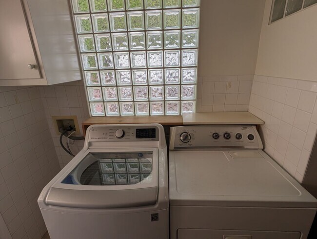 Building Photo - 1043 Pacific St