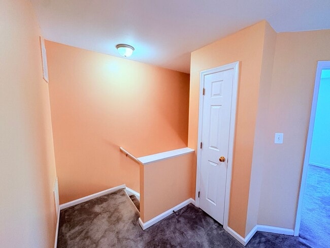 Building Photo - CENTRALLY LOCATED TOWNHOUSE - STAFFORD