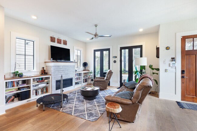 Building Photo - Stunning 4/3.5 Home in Highly Sought-After Area w/ 1300 Sq Ft of Outdoor Space!