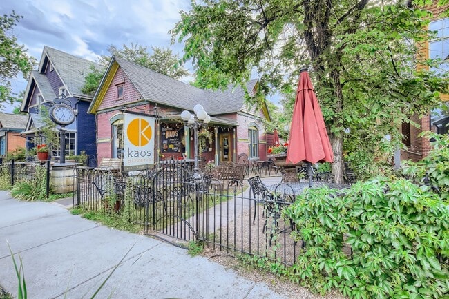 Building Photo - Long Realty & Property Management - Wonderfully Located Townhome in Great Neighborhood