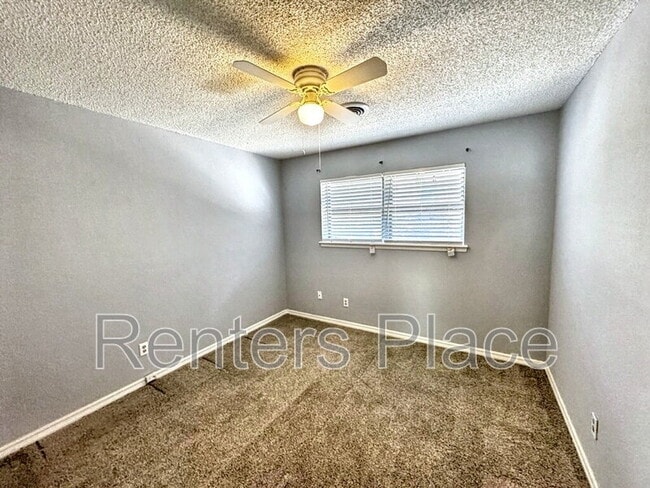 Building Photo - 705 Greenview Cir