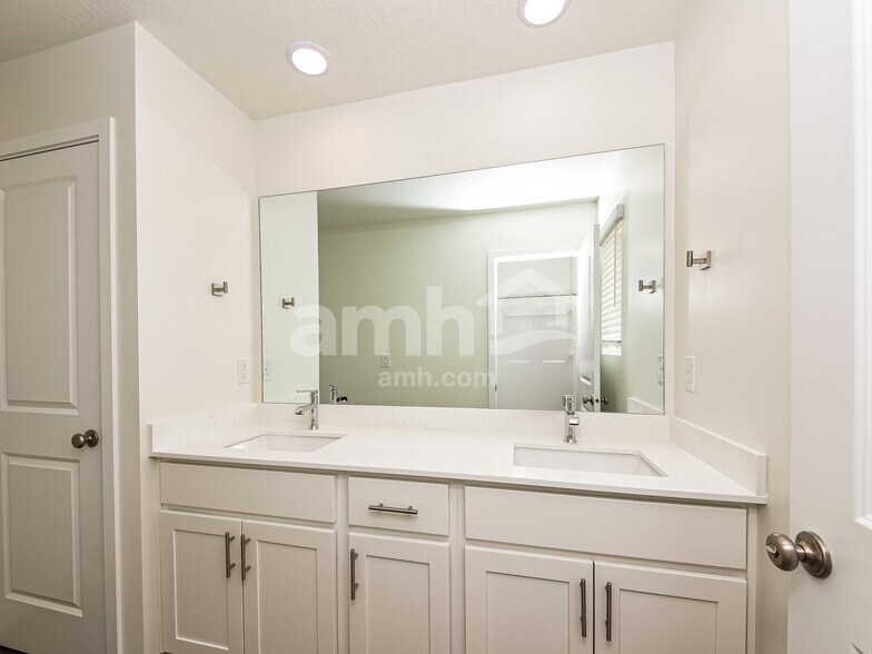 Building Photo - 1272 W Mahogany St