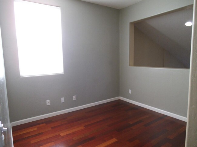 Building Photo - 887 Lemieux Ln