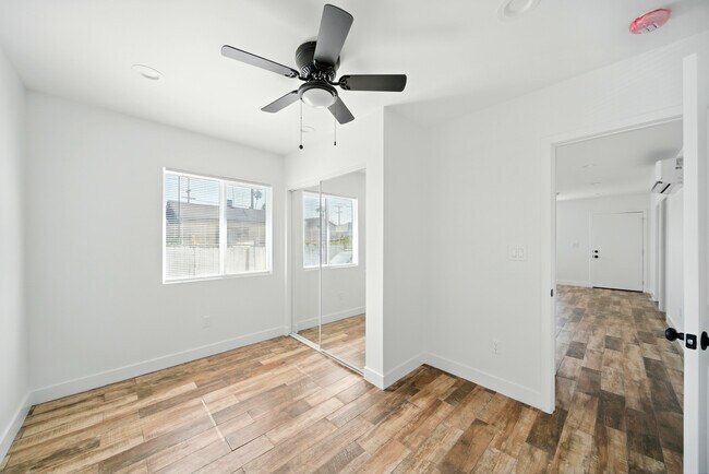 Building Photo - 523 W 78th St
