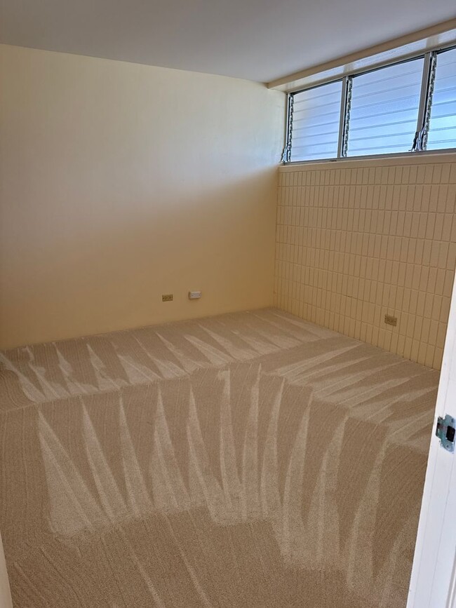 Building Photo - Newly renovated two bedroom Kahala Towers