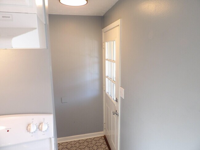 Building Photo - 604 Taylor Ave