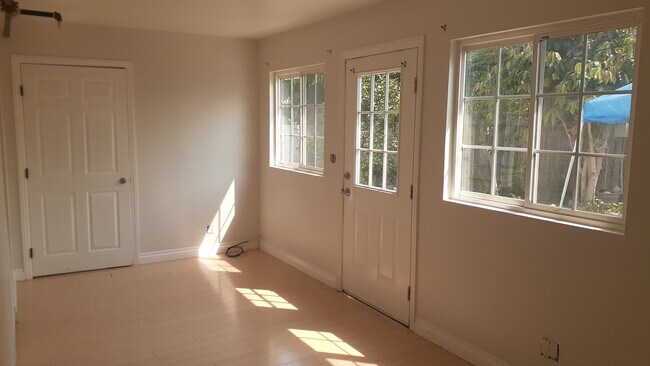 Building Photo - 1400 E Marshall Pl