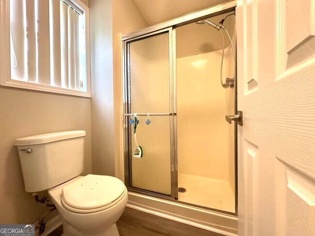 Building Photo - 100 Lakeview Ln