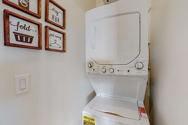 Building Photo - 223 Sierra Dr SE