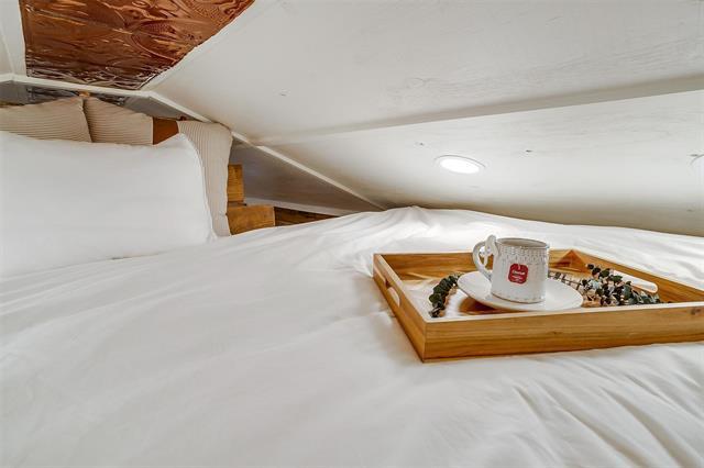 Building Photo - 1809 Whispering Oaks St