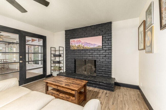 Building Photo - 617 E Ellis Dr