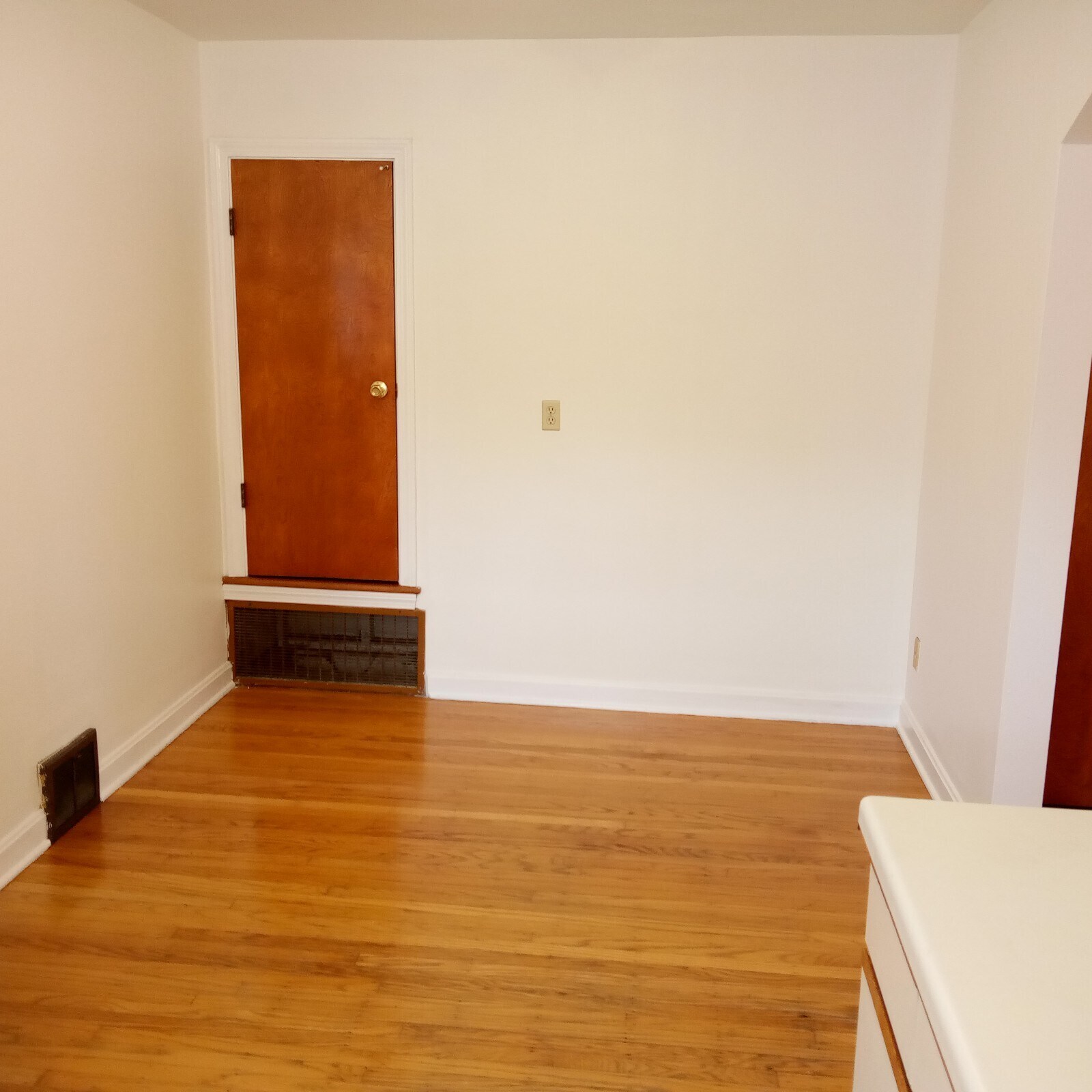 Dining Room w/Pantry - 319 Ridgedale Rd