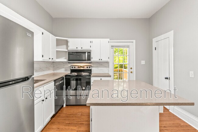 Building Photo - 3042 Cottage Grove Ave