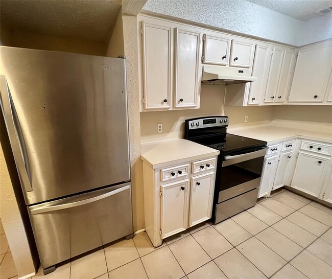 Building Photo - 2403 La Rochelle Dr