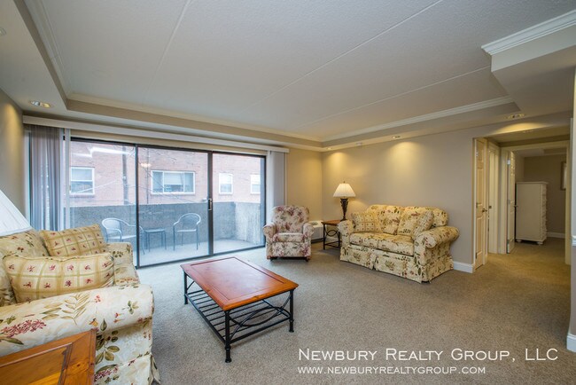 Building Photo - Stunning Two-Bedroom Apartment