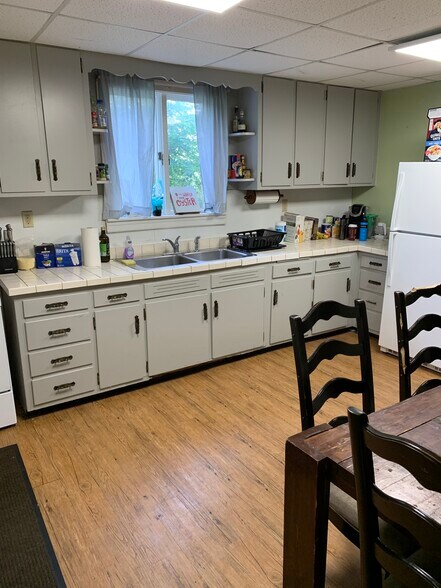 Full Eat-In Kitchen - 427 Taylor Ave