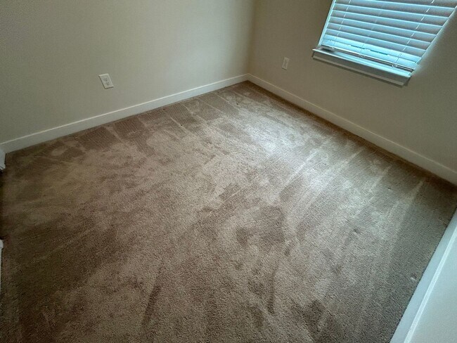 Building Photo - Welcome to our 3 Bedroom Townhome in Norfo...