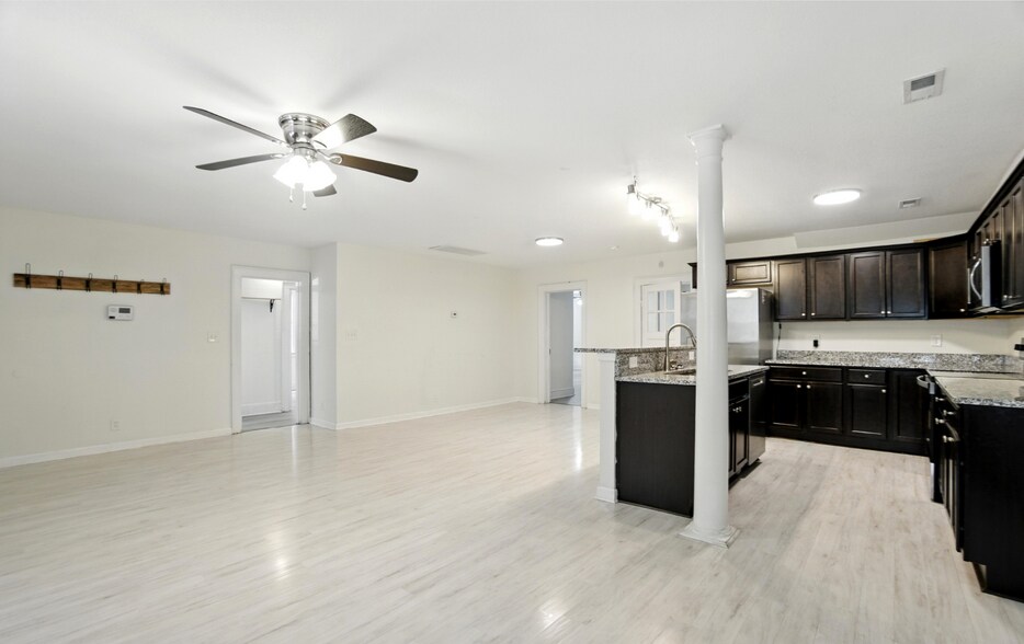 Building Photo - 2605 Bapaume Ave