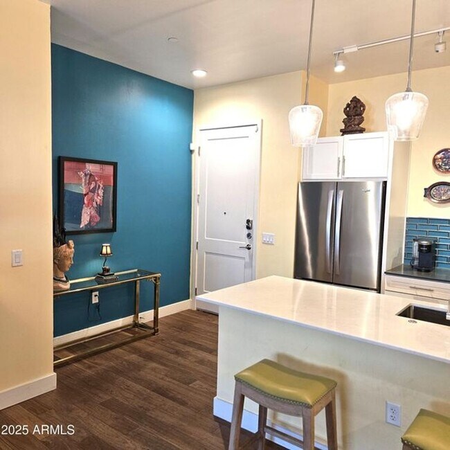 Building Photo - Resort Living in Midtown!!  Pool, Dog walk...