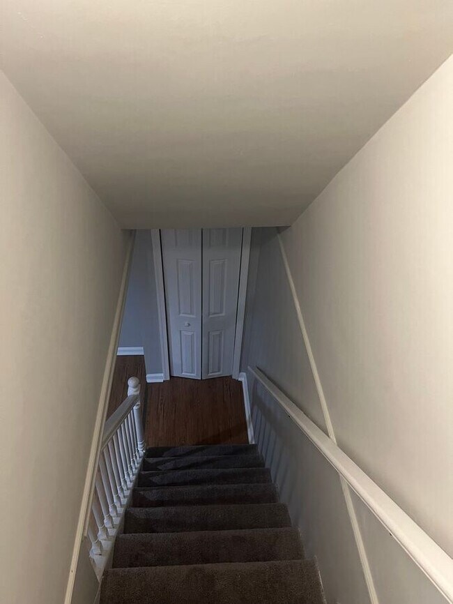 Building Photo - 3 Bedroom Townhome with Parking