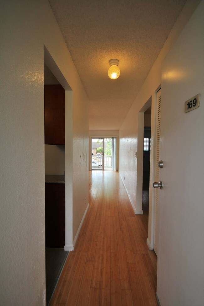 Building Photo - 2 Bed, 1 Bath, 1 Parking Townhouse in Waia...