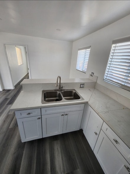 Building Photo - 1531 W 71st St