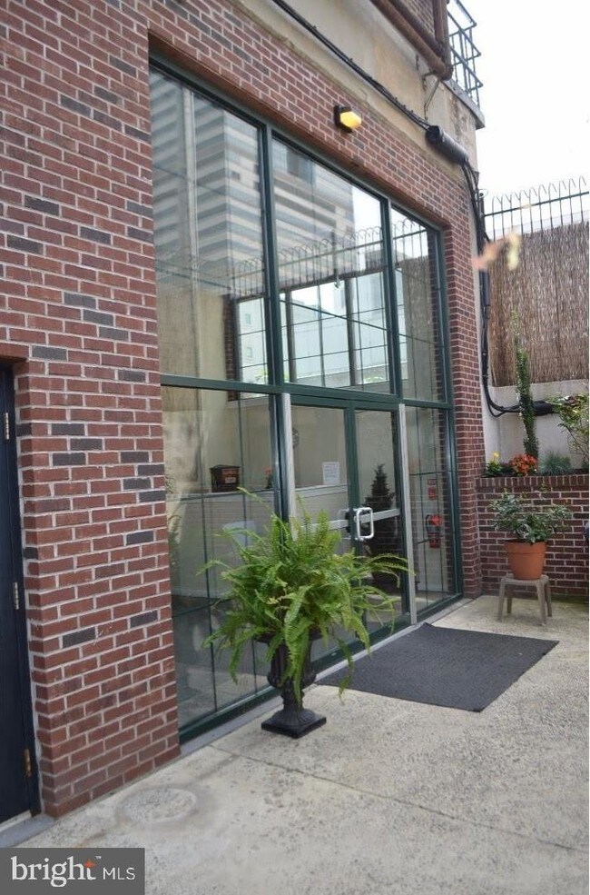 Building Photo - 1010 Arch St