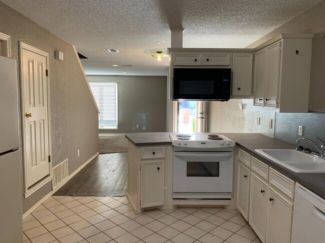 Building Photo - Townhome 2/2